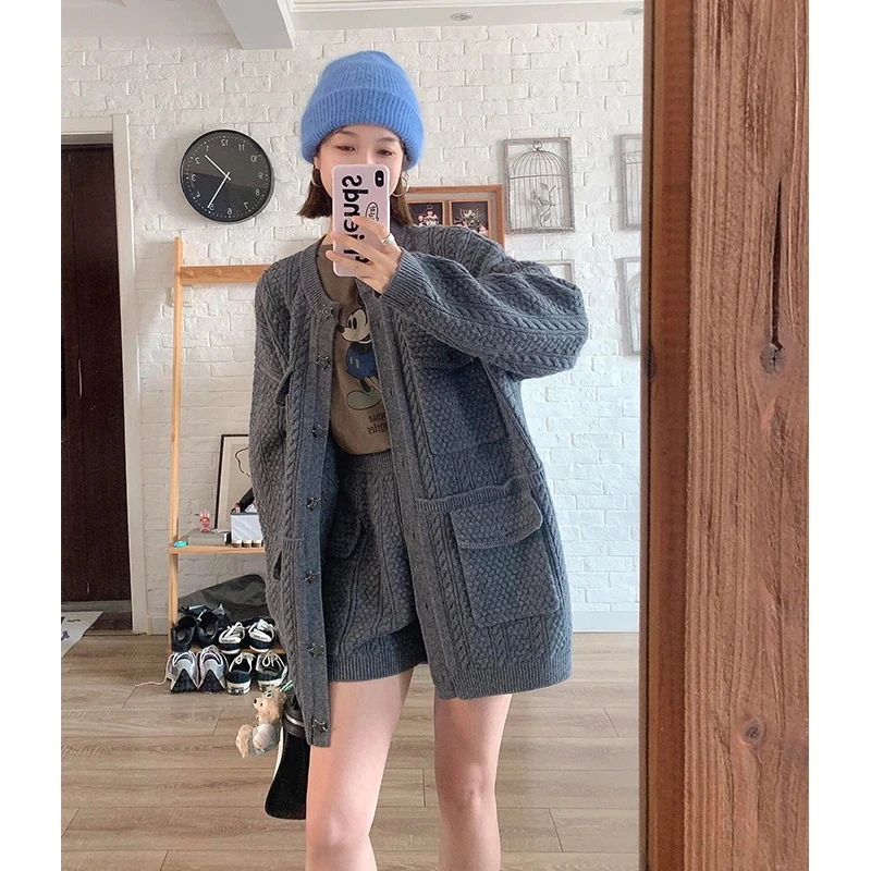 松弛感春季高级感针织小香风套装女极简风宽松毛衣外套短裤两件套