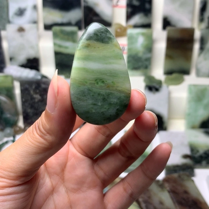 独山玉未镶嵌颈饰