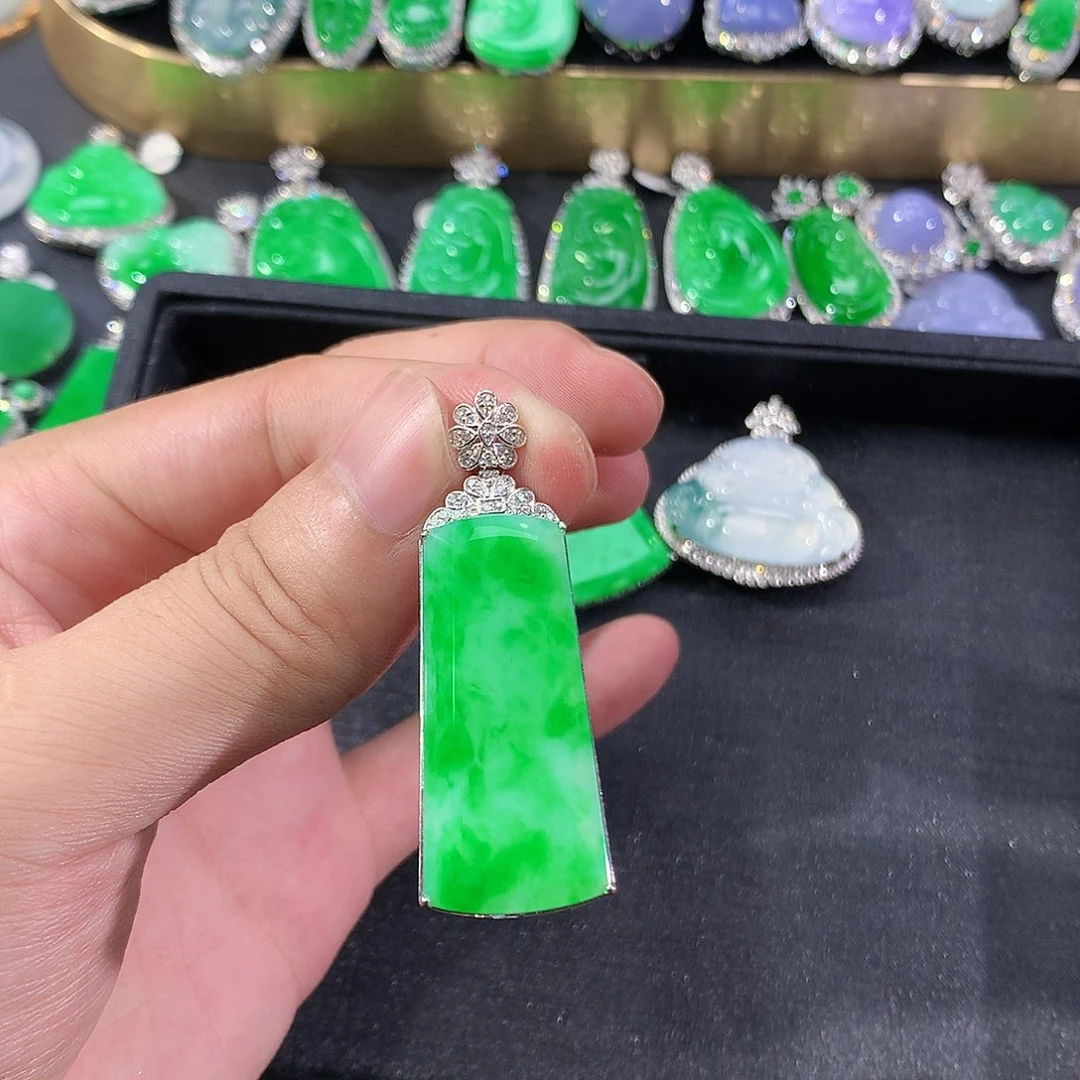 翡翠18K金镶嵌颈饰