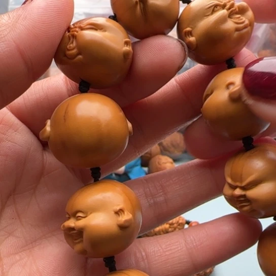 橄榄核手串红****子雕刻工艺