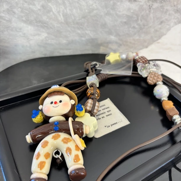 非金属皮质项链 带m字母帽娃娃毛衣链SJL026