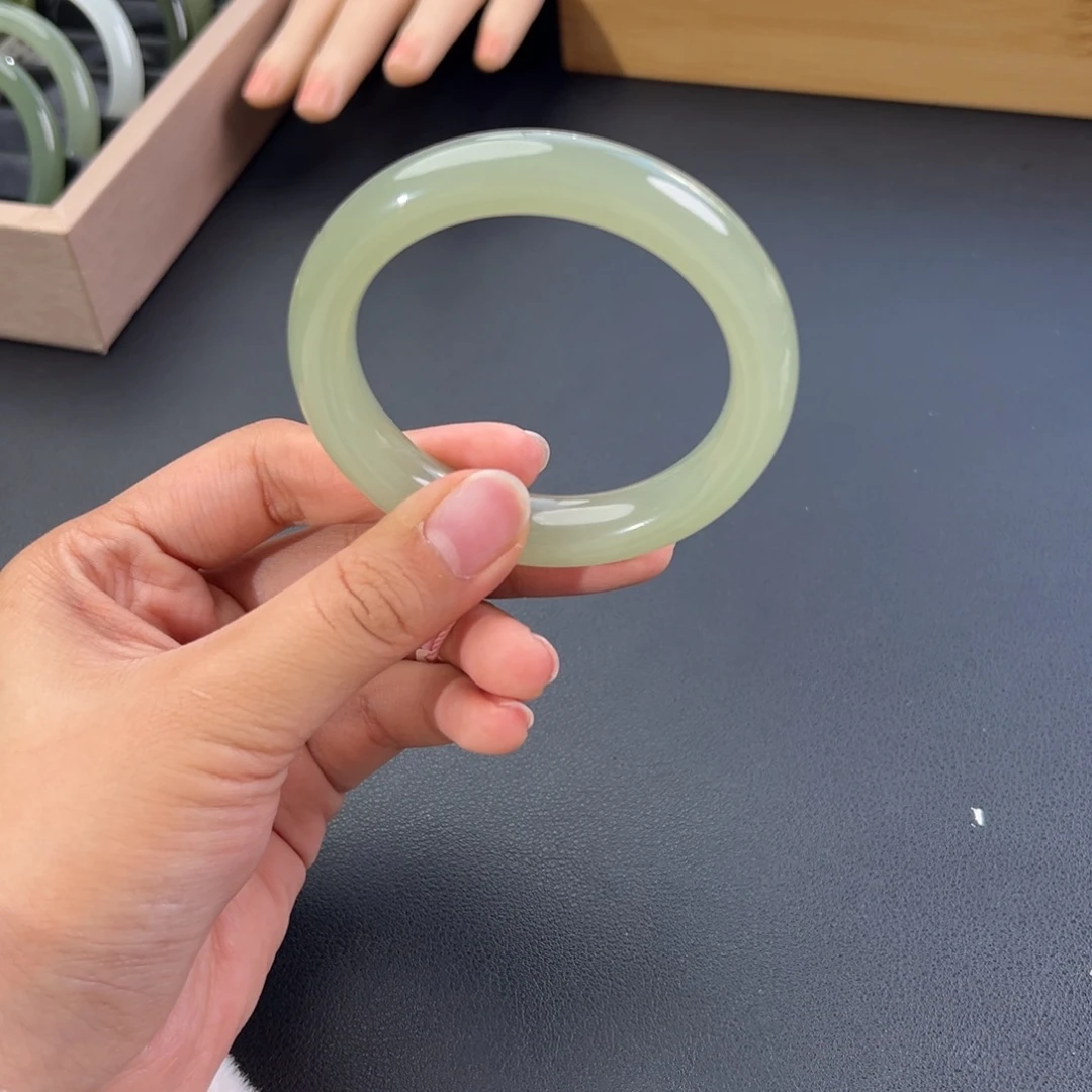 和田玉未镶嵌手镯有细纹