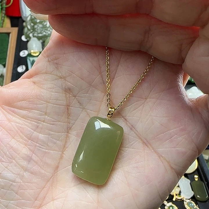 颈饰18K金镶嵌和田玉