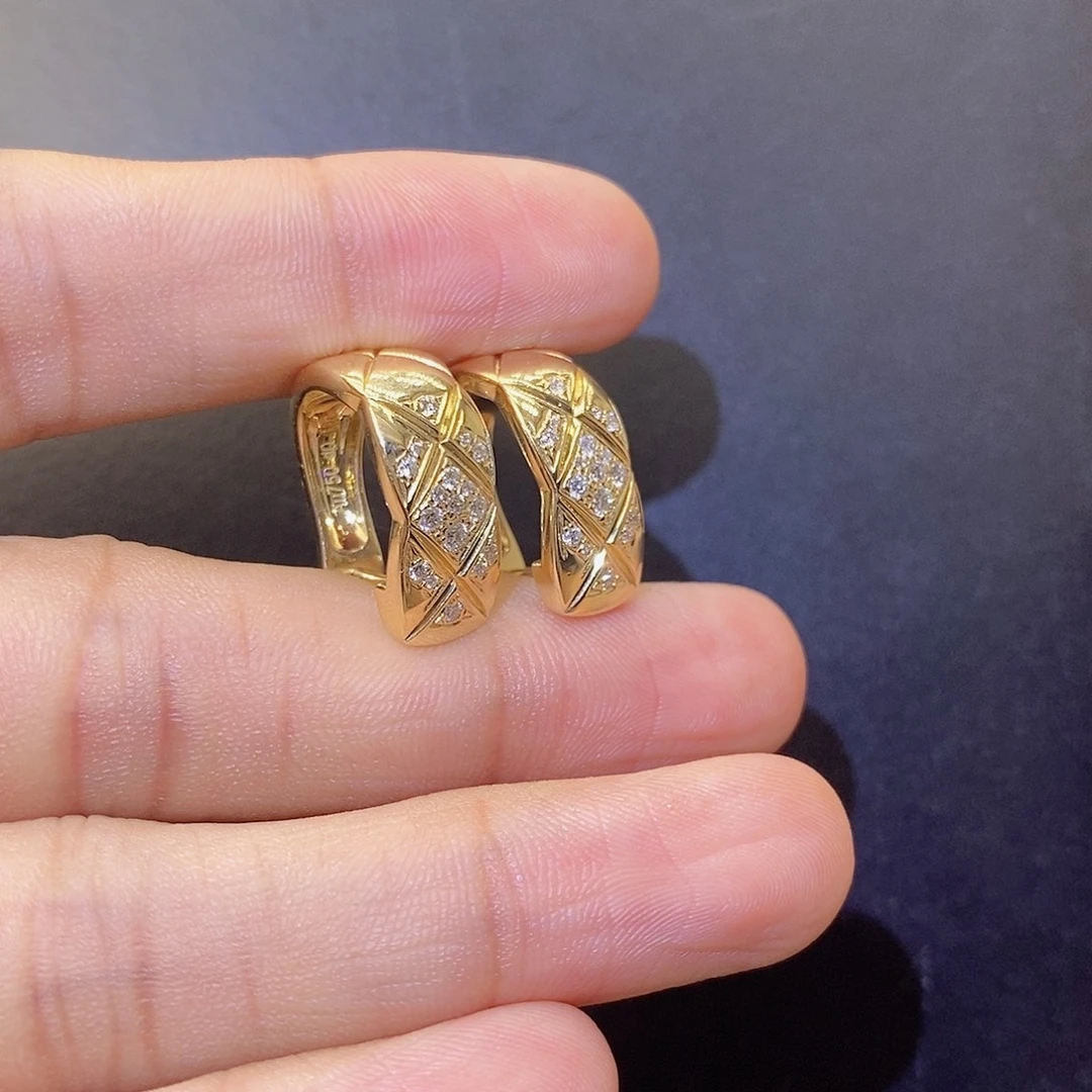 轻***轻18K金镶嵌钻石耳饰菱格耳拍k黄