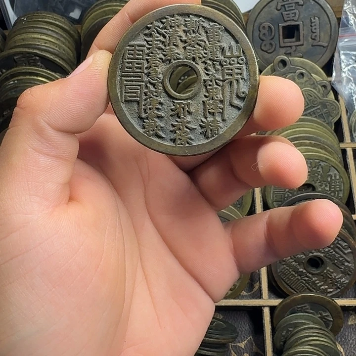 现代工艺品老铜真币翻沙铸造。