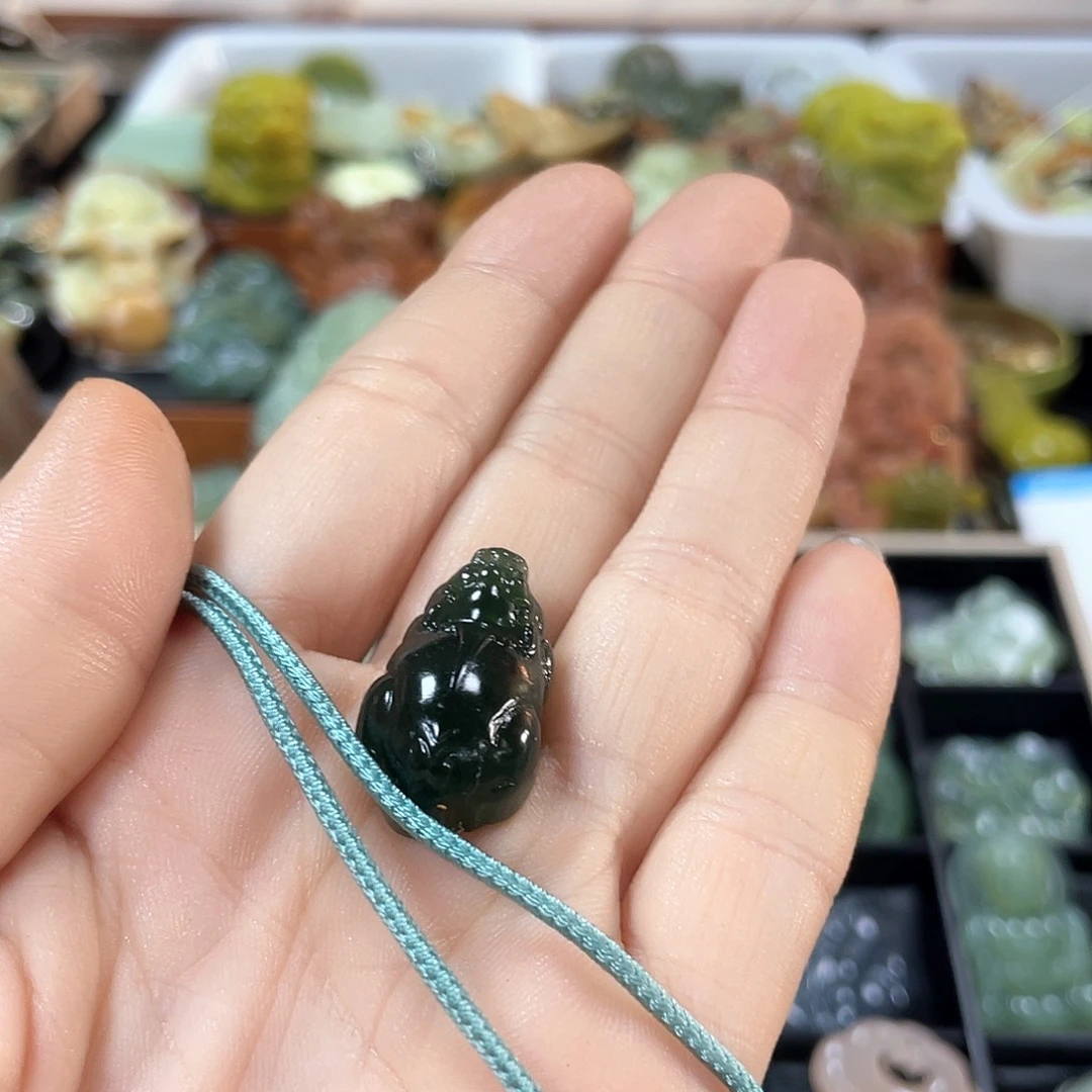 蛇纹石玉颈饰未镶嵌