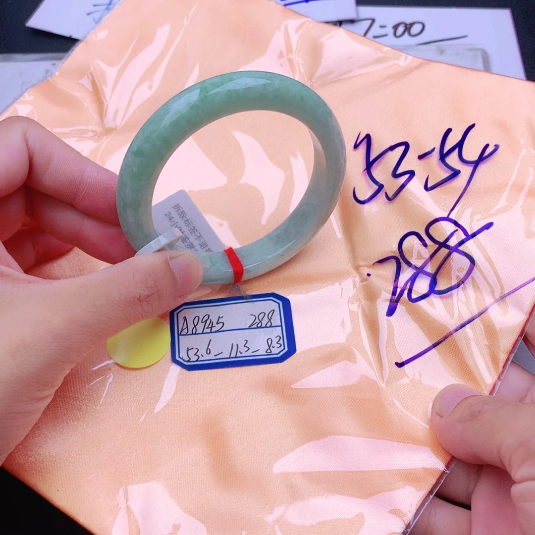 翡翠手镯未镶嵌翡翠