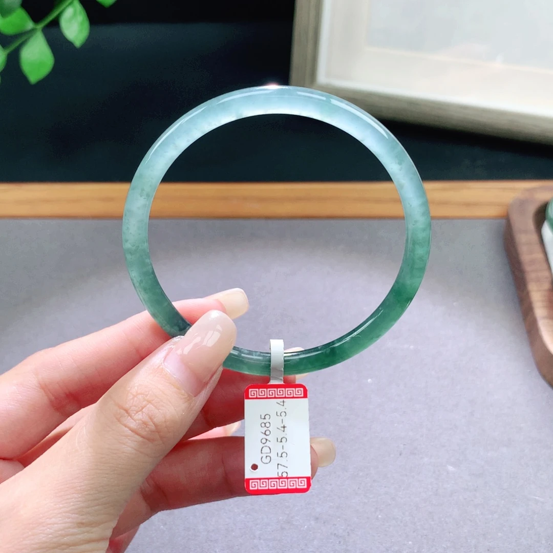 翡翠手镯未镶嵌天然翡翠