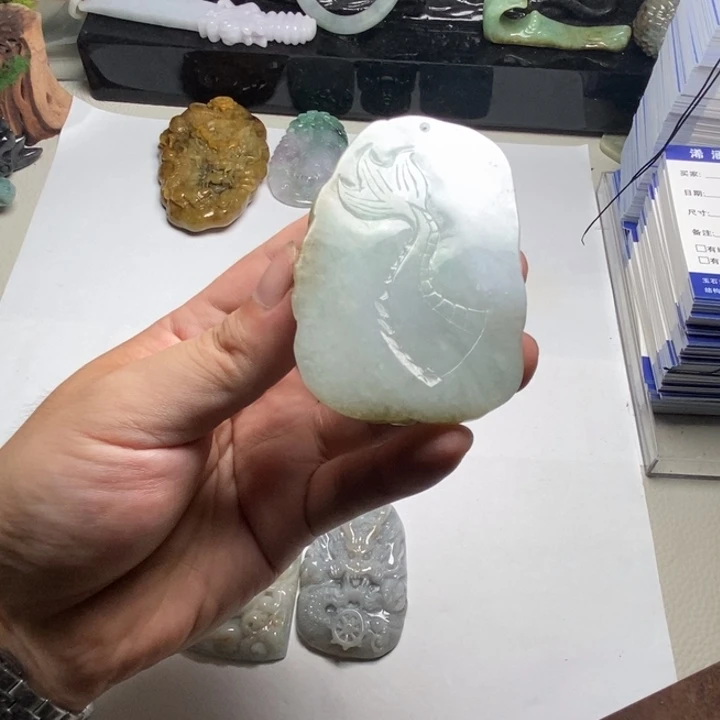 新***地翡翠未镶嵌颈饰尾巴