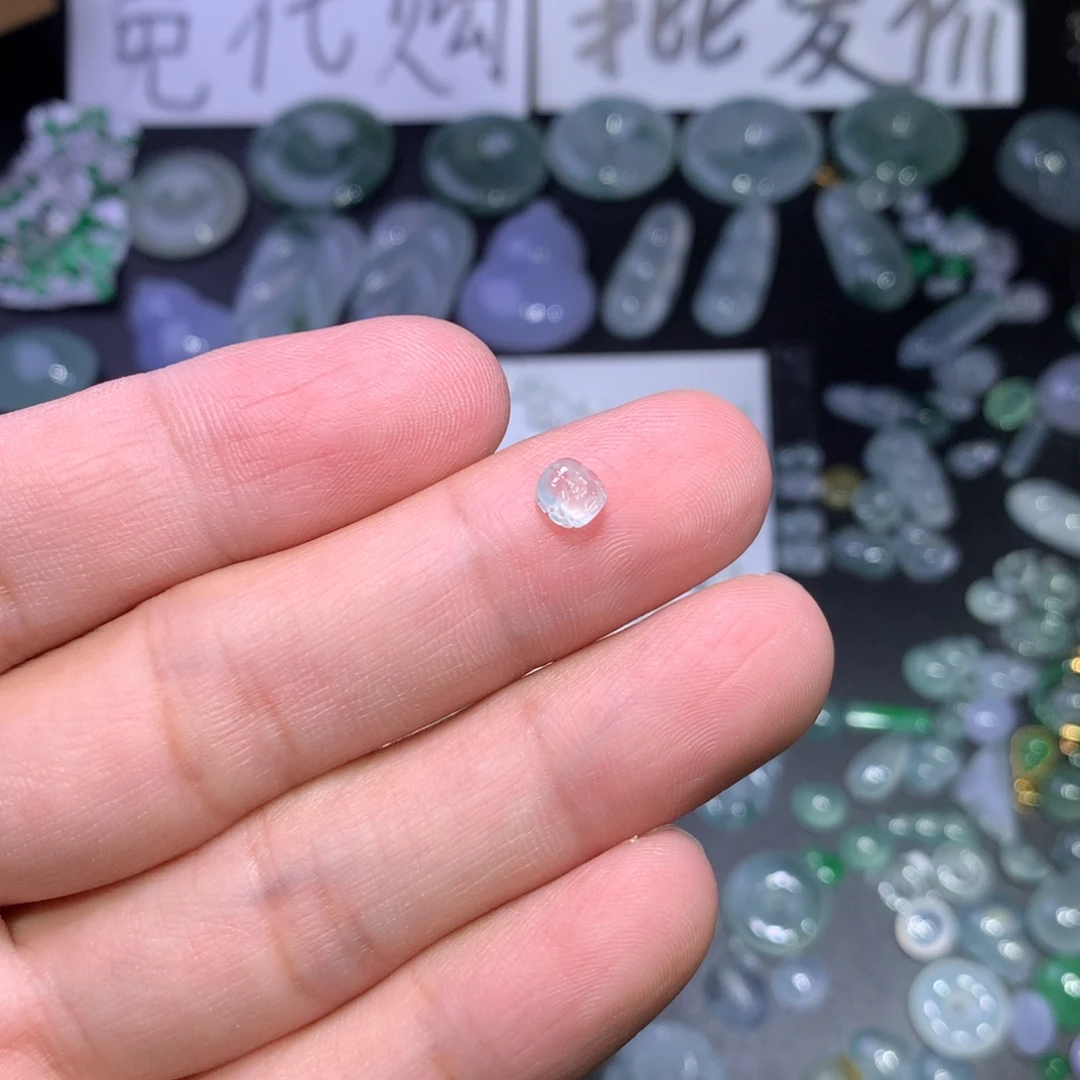 翡翠未镶嵌颈饰貔貅