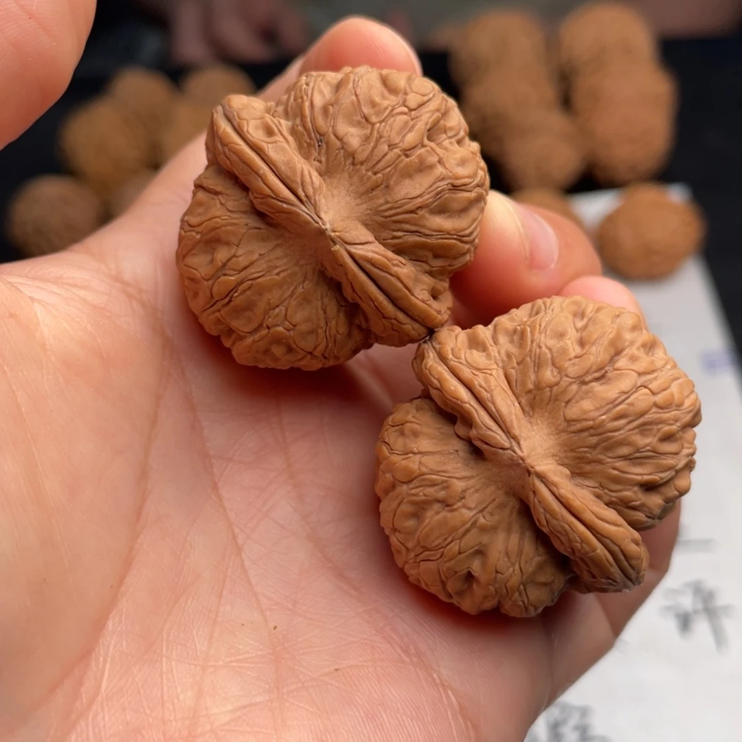 文玩核桃吊坠027。37元宝有黄