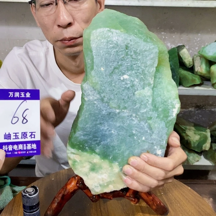 文***哥未镶嵌蛇纹石玉原石