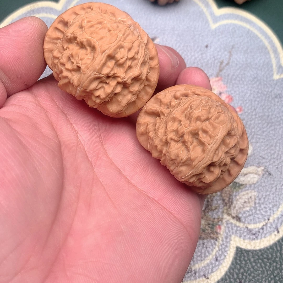 A***）文玩核桃吊坠白狮子