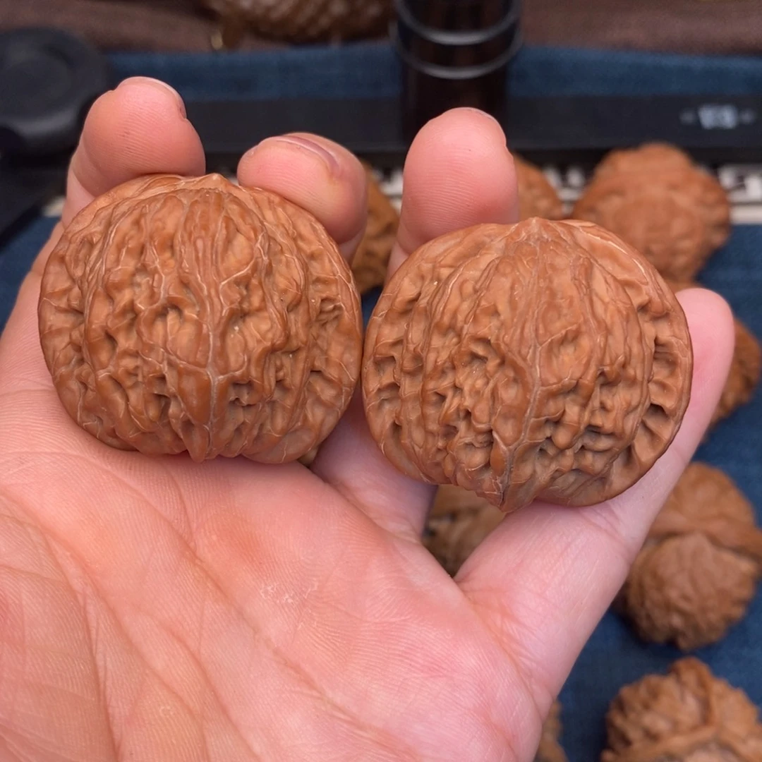 文玩核桃把件39.8全品红皮球磨，沁骨红
