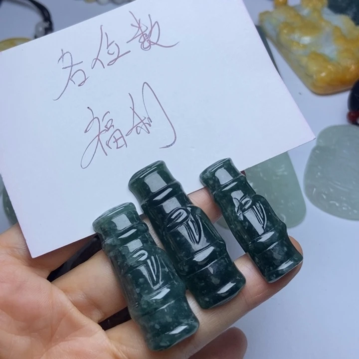 翡翠挂件未镶嵌翡翠