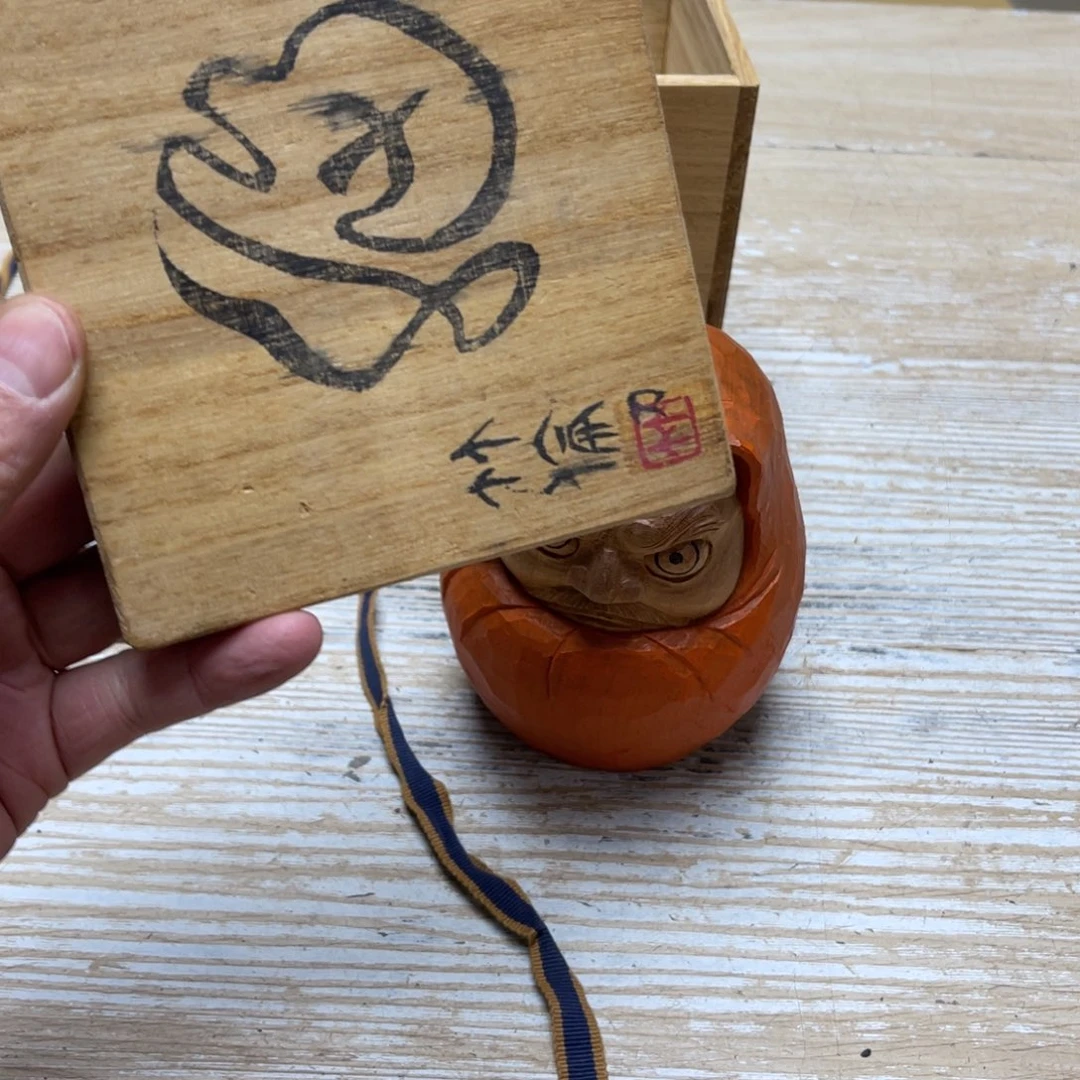 瓷片明****活密密麻麻地排列着一个