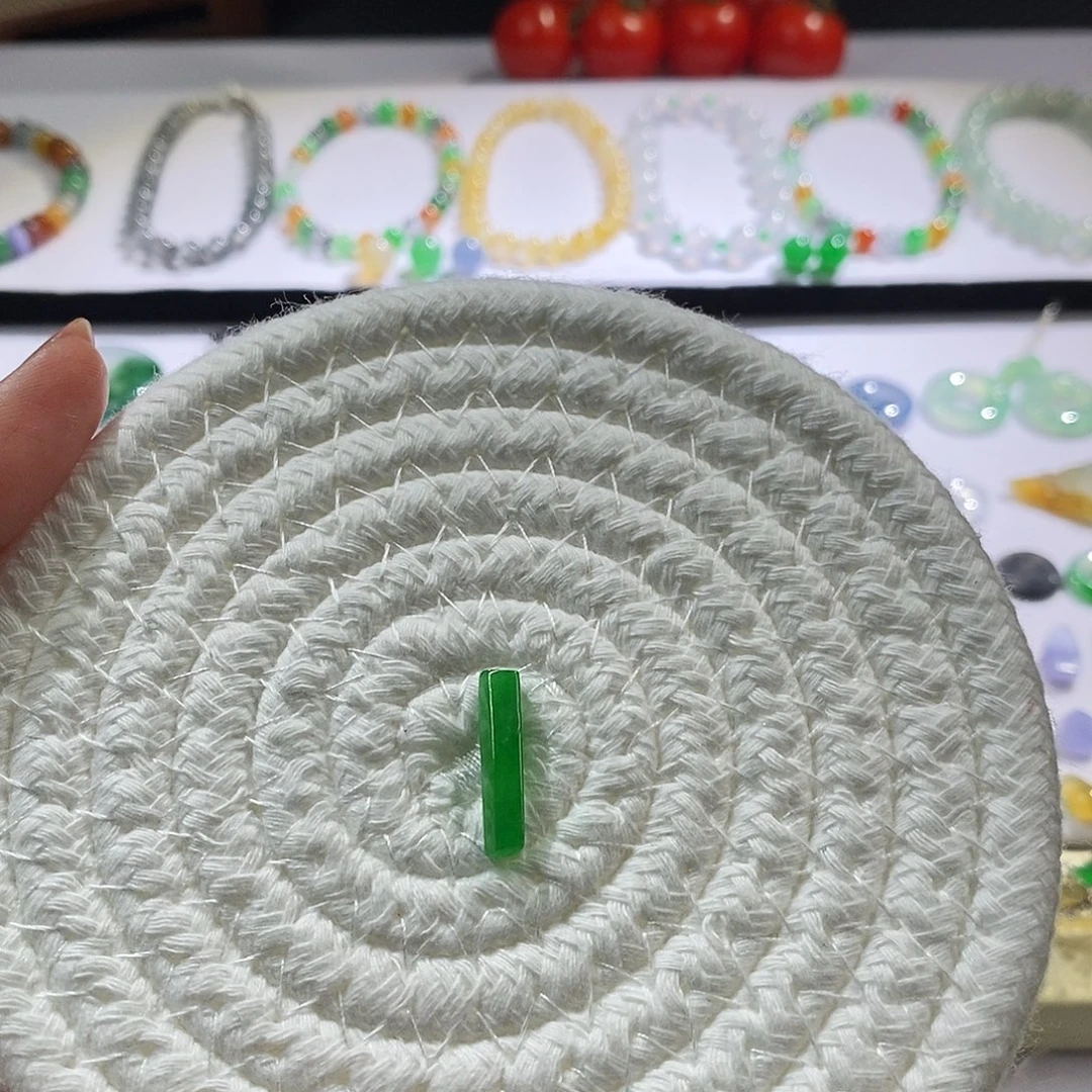 翡翠裸石阳绿小冰条。