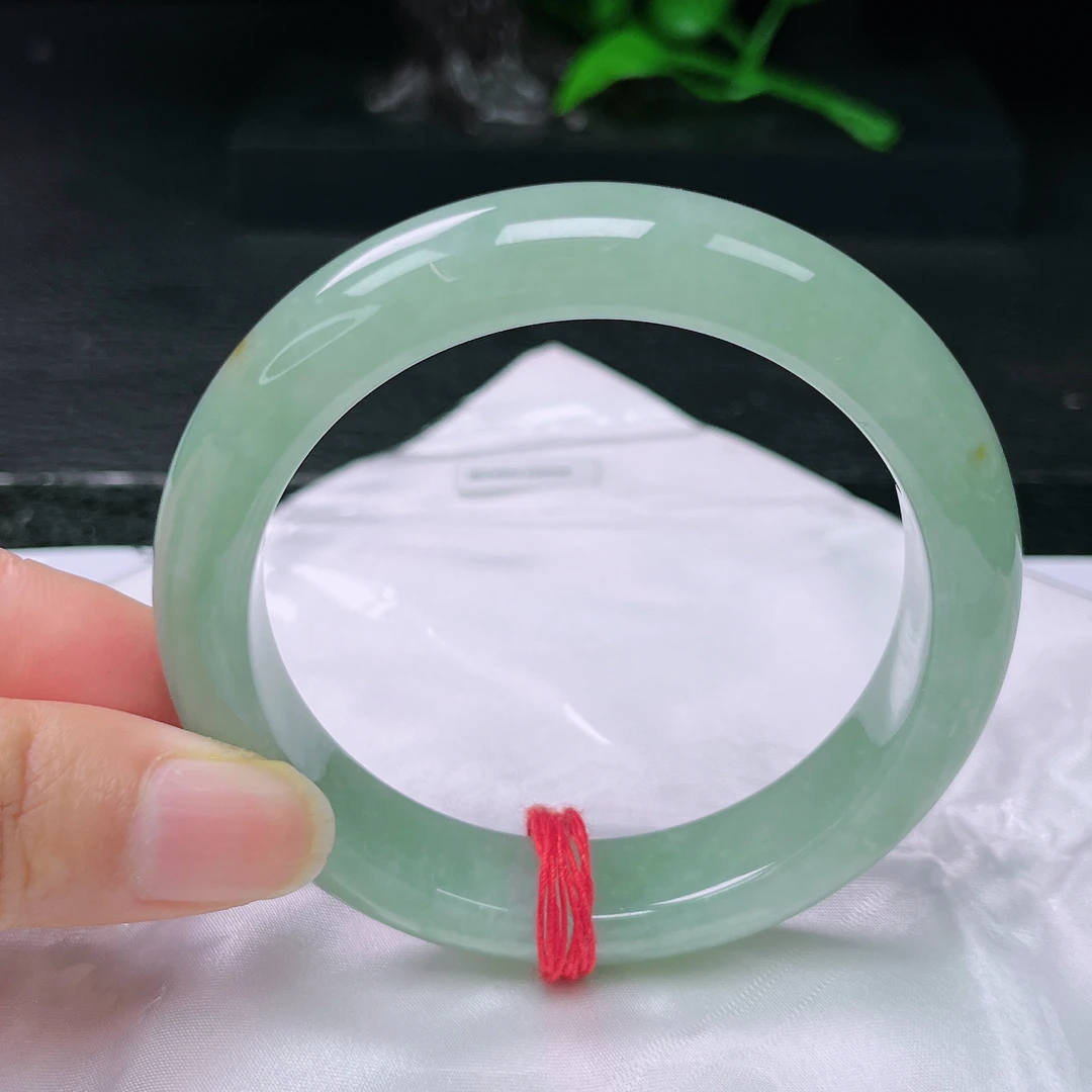 天然缅甸A货翡翠手镯56-57圈满圈甜果绿。尺寸：56.4-12.7-8.8完整