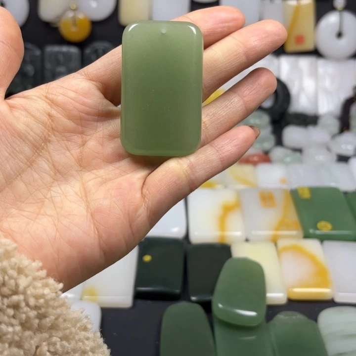 石英质玉（金丝玉）未镶嵌颈饰