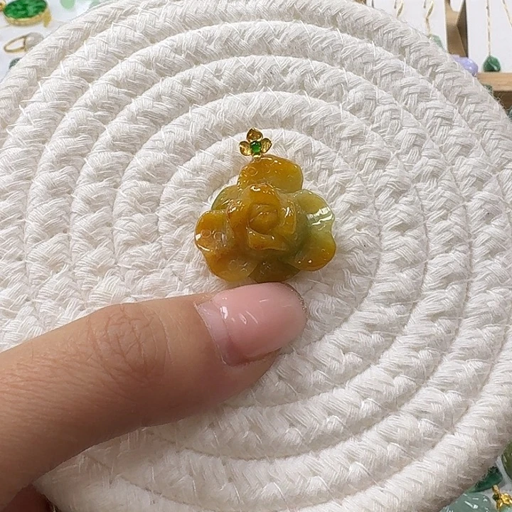 翡翠未镶嵌颈饰黄翡花