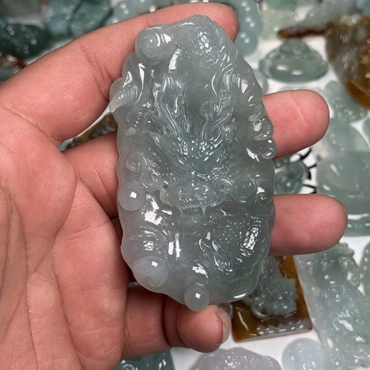 翡翠未镶嵌颈饰龙