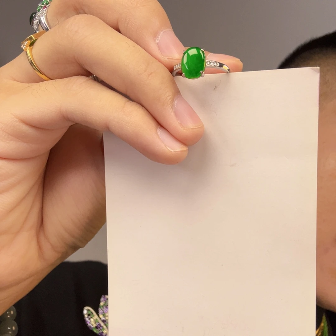 翡翠未镶嵌颈饰一对