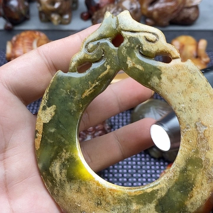 蛇纹石玉未镶嵌颈饰