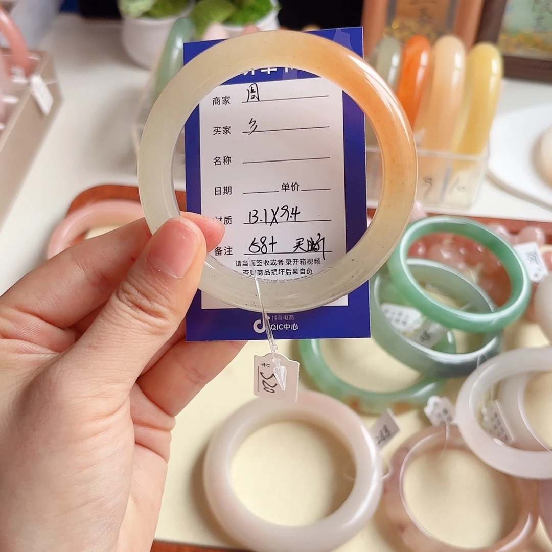 彡***。石英质玉未镶嵌手镯