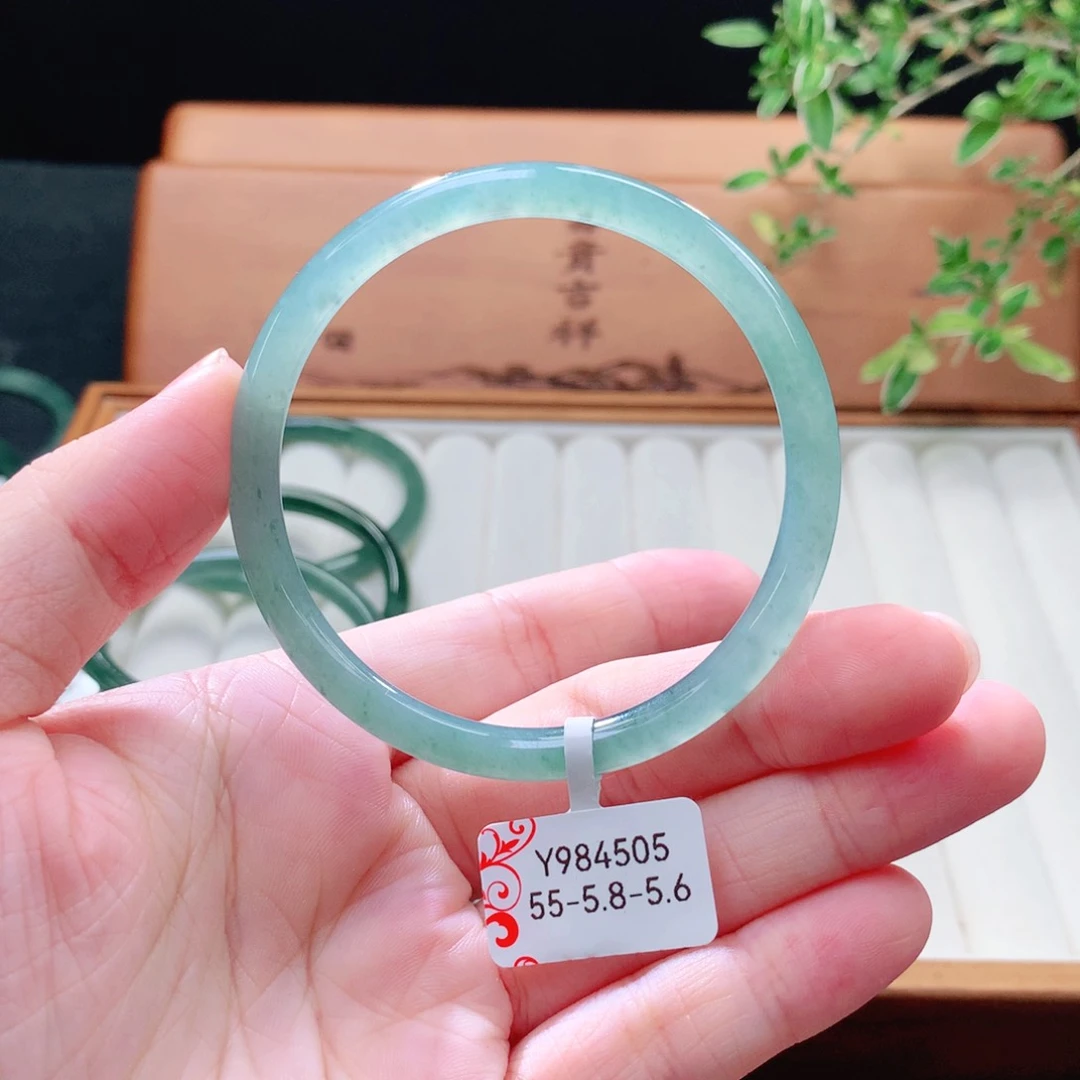 未镶嵌手镯（圆镯）翡翠