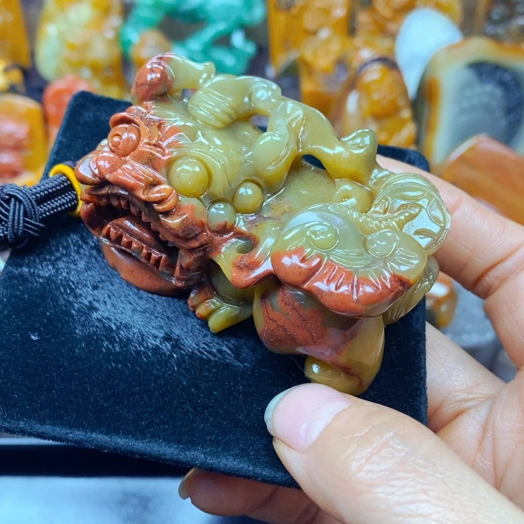 未镶嵌石英质玉（黄龙玉）颈饰