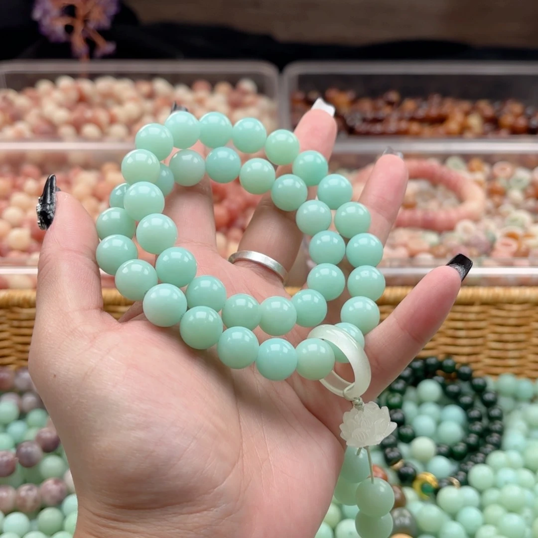 白玉菩提吊坠a12mm110颗。马尔代夫绿