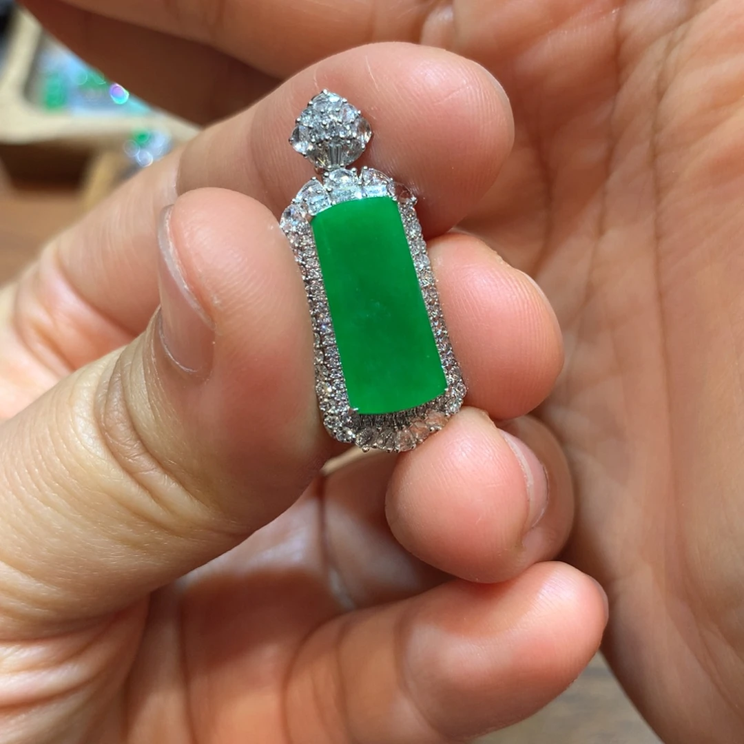 翡翠18K金镶嵌颈饰吊坠