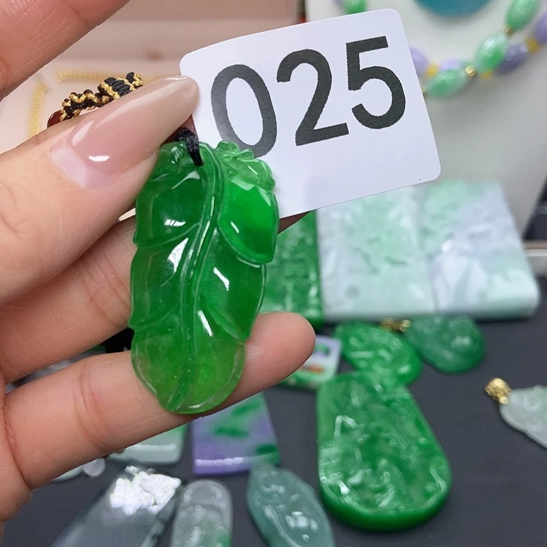 翡翠吊坠(赠链)未镶嵌