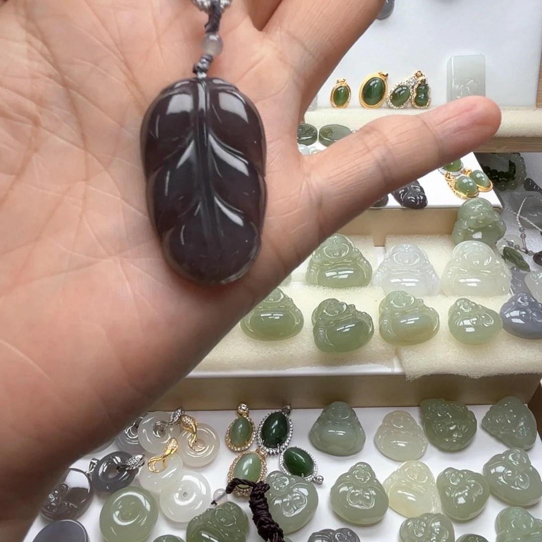 和田玉未镶嵌颈饰徐*钱