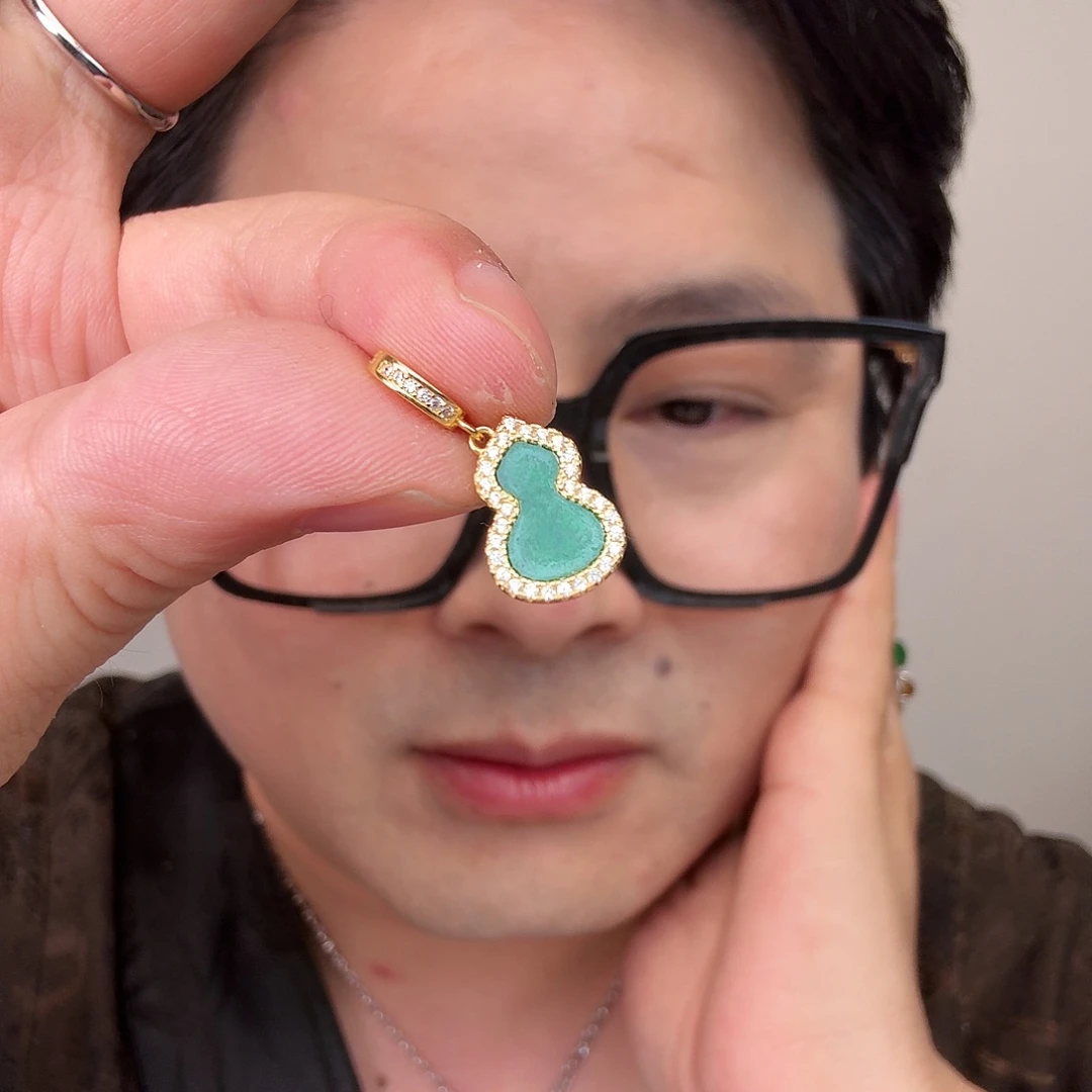 翡翠未镶嵌颈饰一件