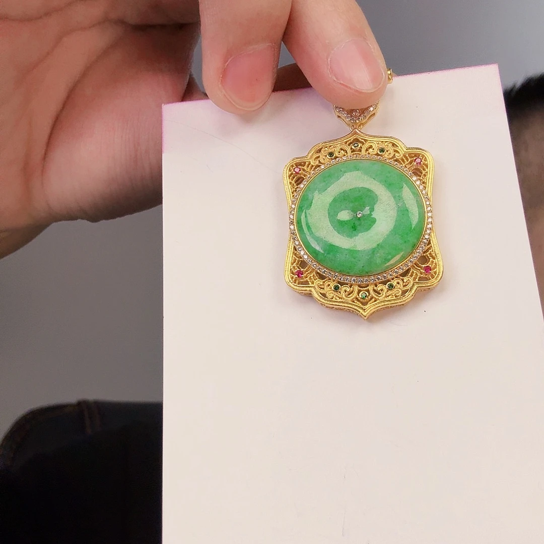 翡翠颈饰未镶嵌一件