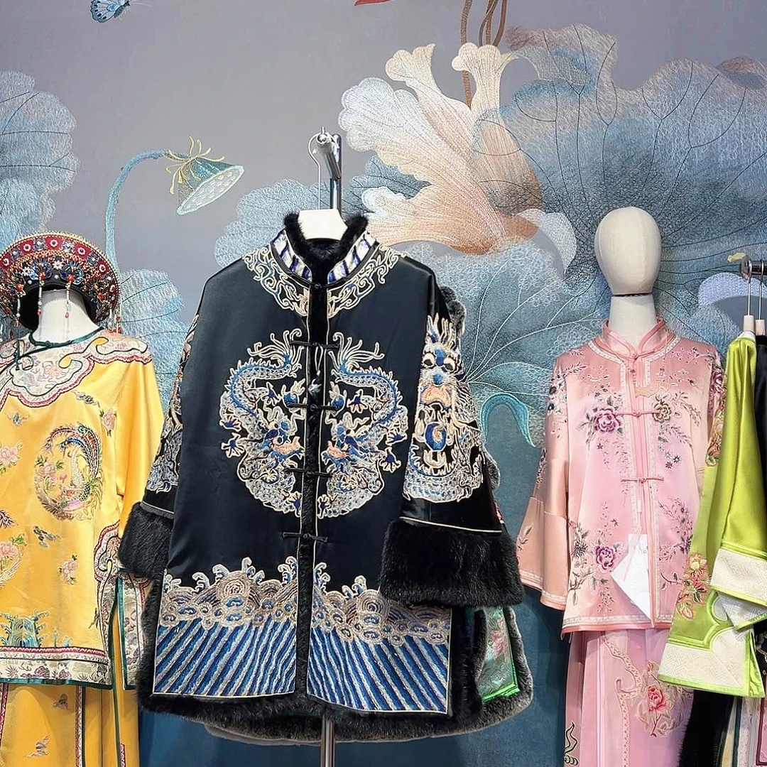 立领中开皮草包边老绣片上衣