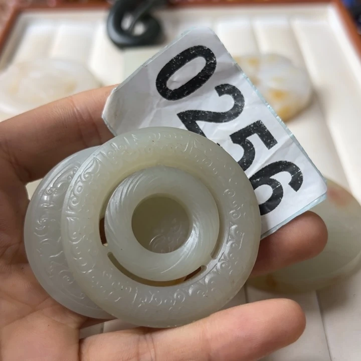 C***集和田玉(糖玉)未镶嵌颈饰