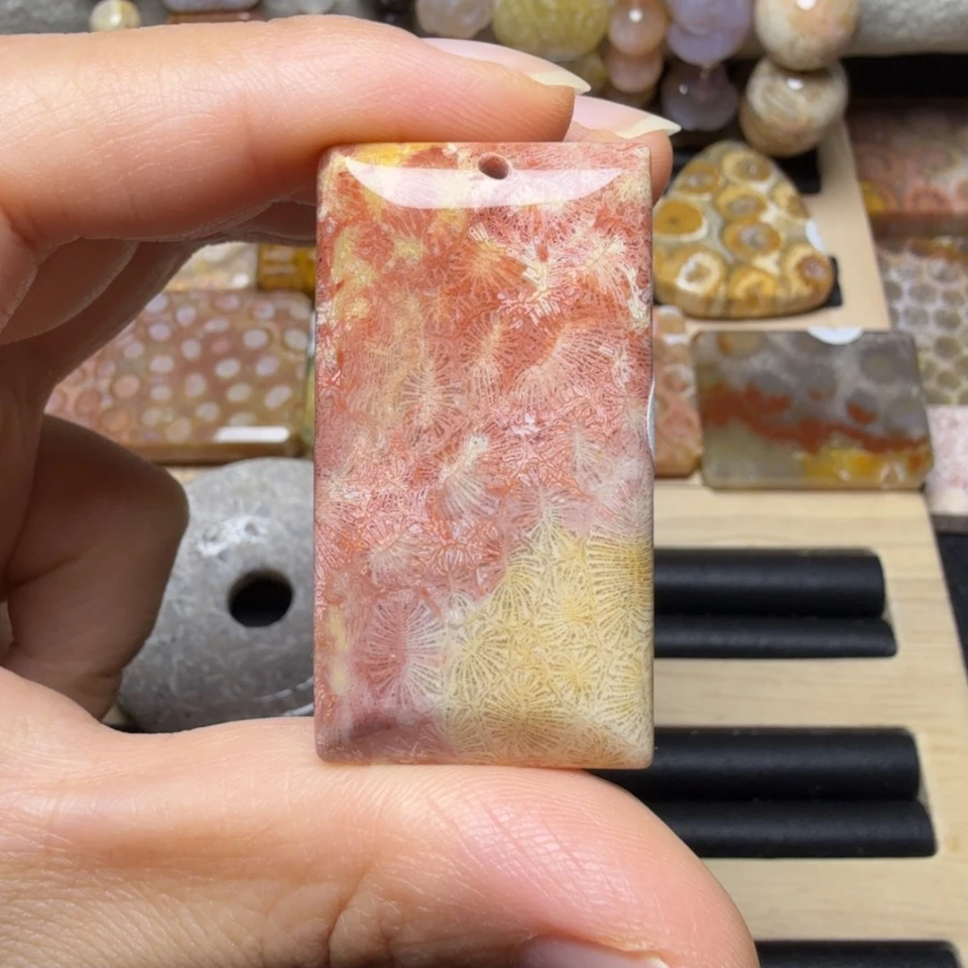 硅化玉未镶嵌红粉黄虫纹