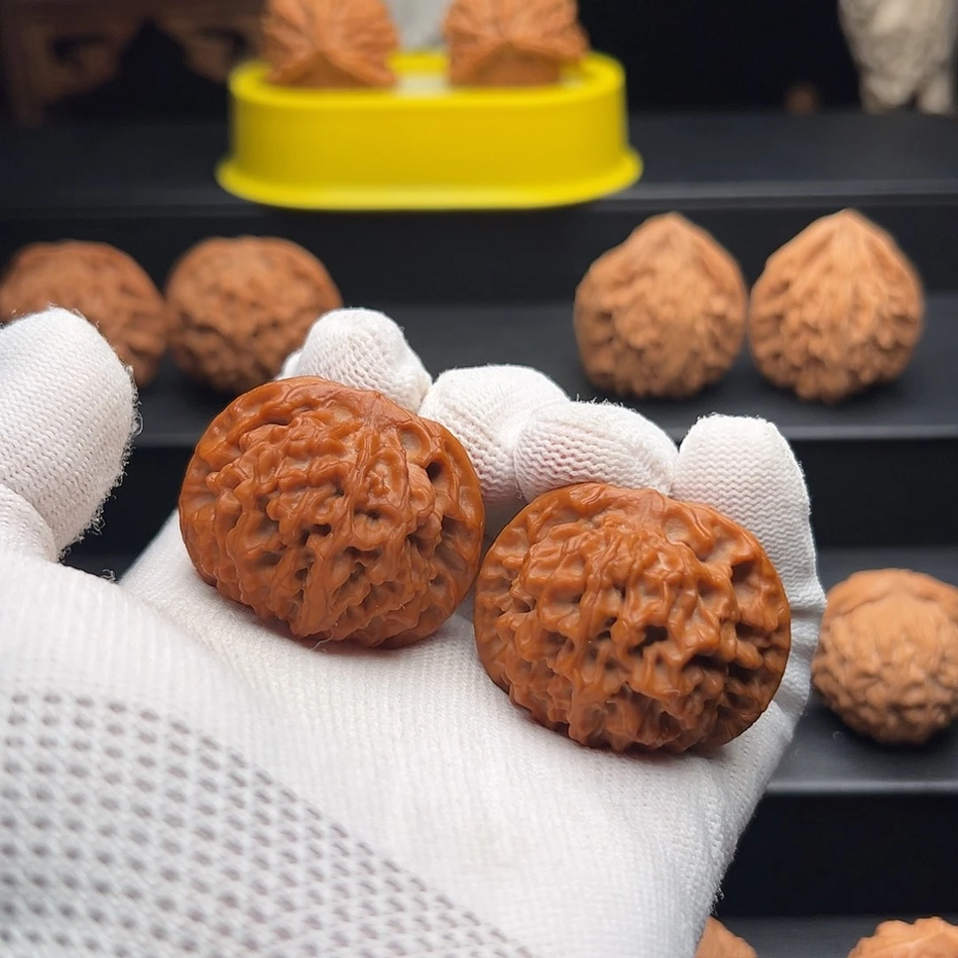 苏***磊吊坠文玩核桃小任