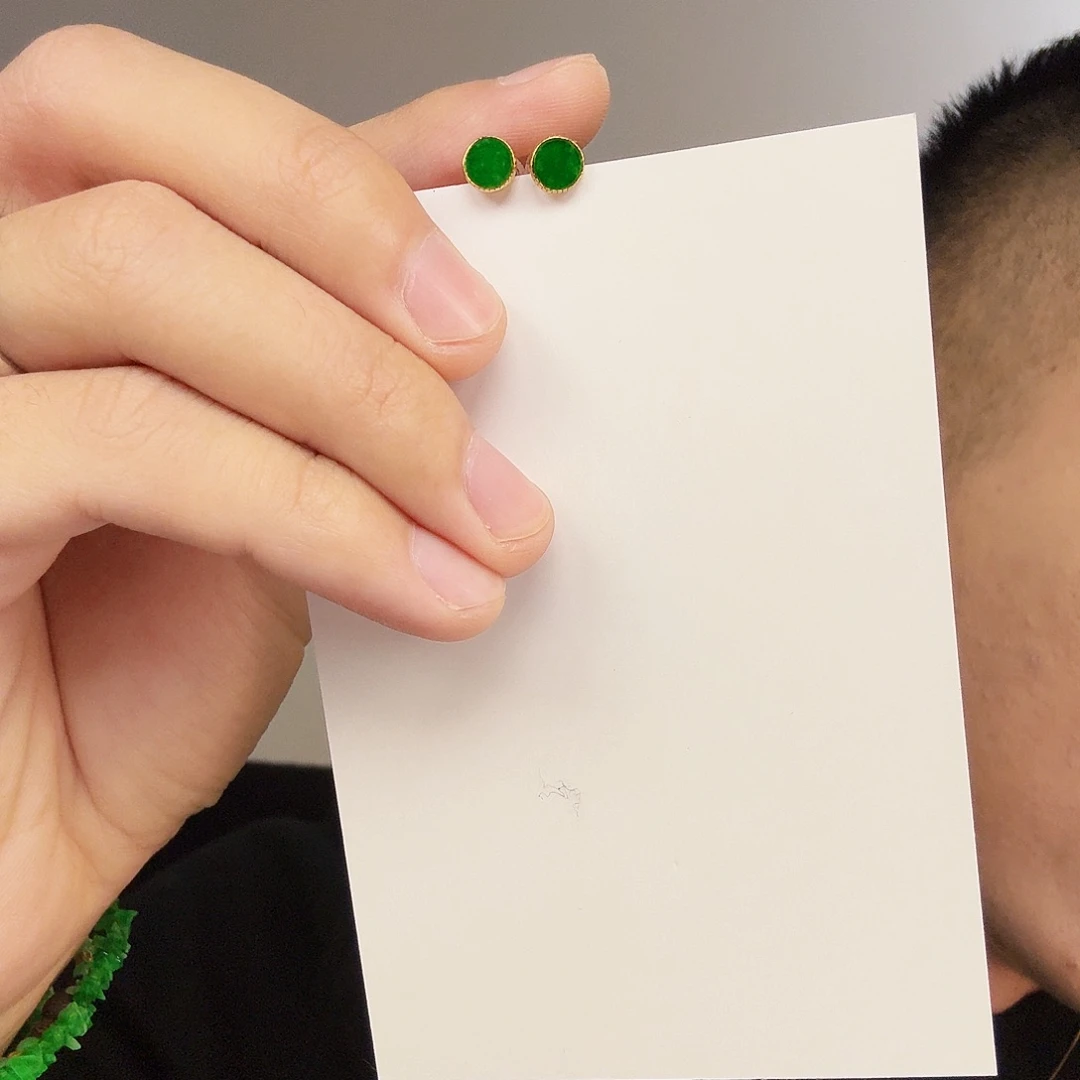 翡翠未镶嵌颈饰一对