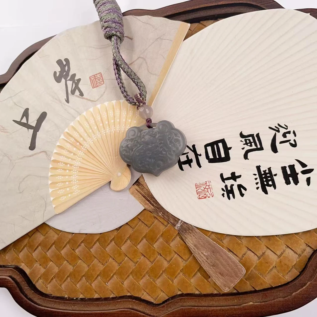 和田玉烟紫如意锁吊坠 多样性发货拍一单发一个