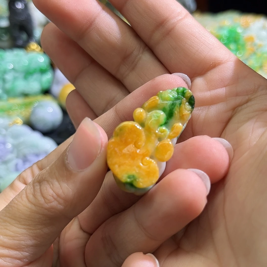 翡翠未镶嵌颈饰待编织