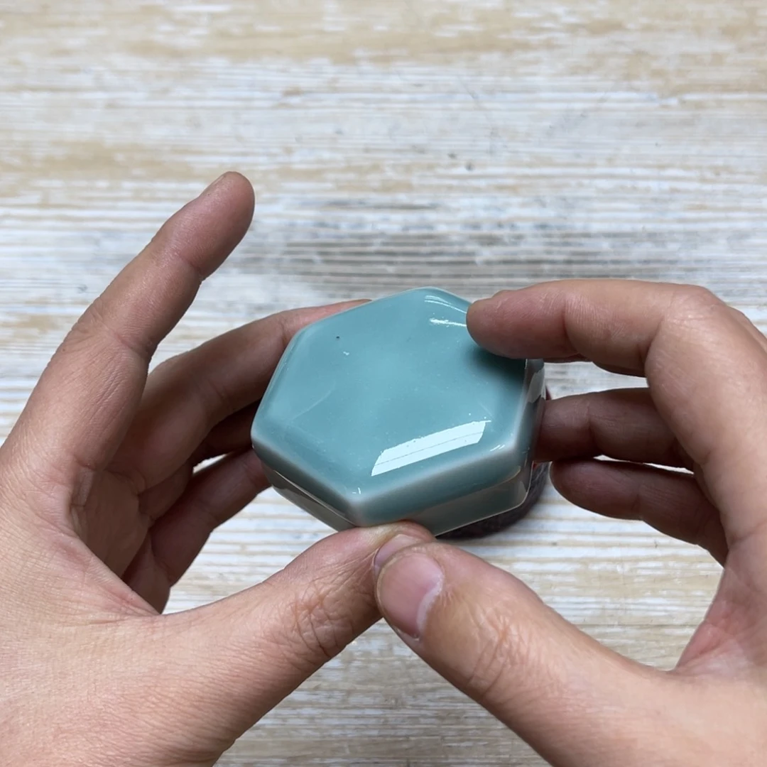 瓷片贤**天密密麻麻地排列着一个