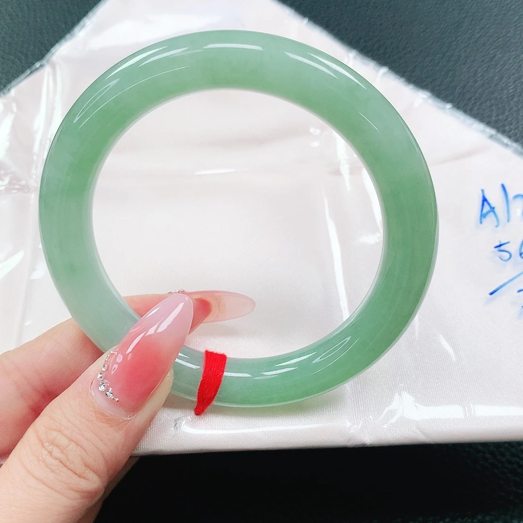 翡翠手镯未镶嵌56圈