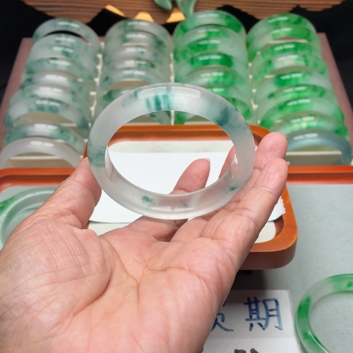 涸***鲋石英质玉未镶嵌手镯