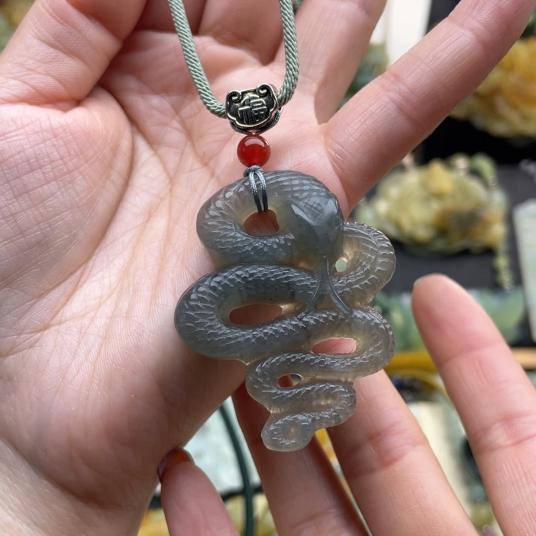 蛇纹石玉颈饰未镶嵌