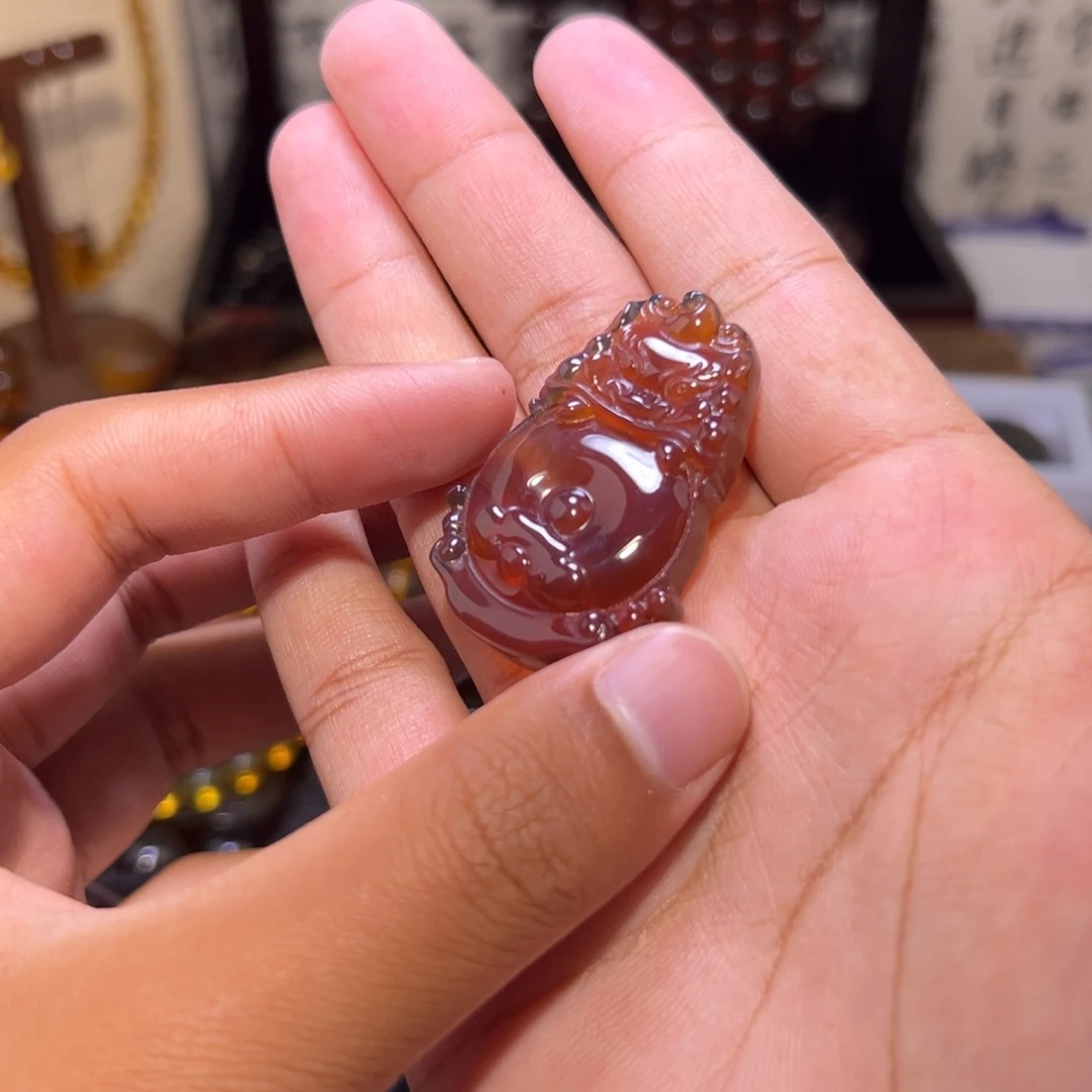 琥珀未镶嵌颈饰兽头平安扣