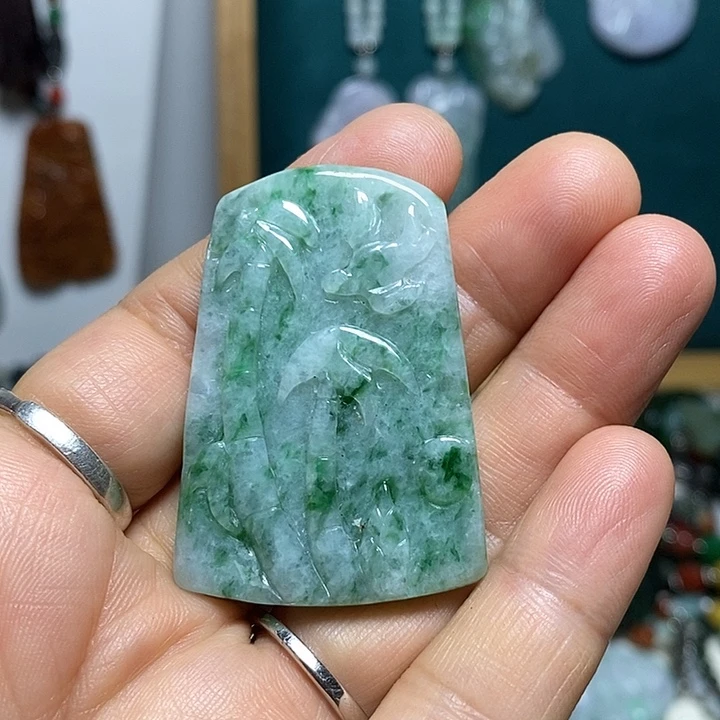翡翠未镶嵌吊坠(赠链)