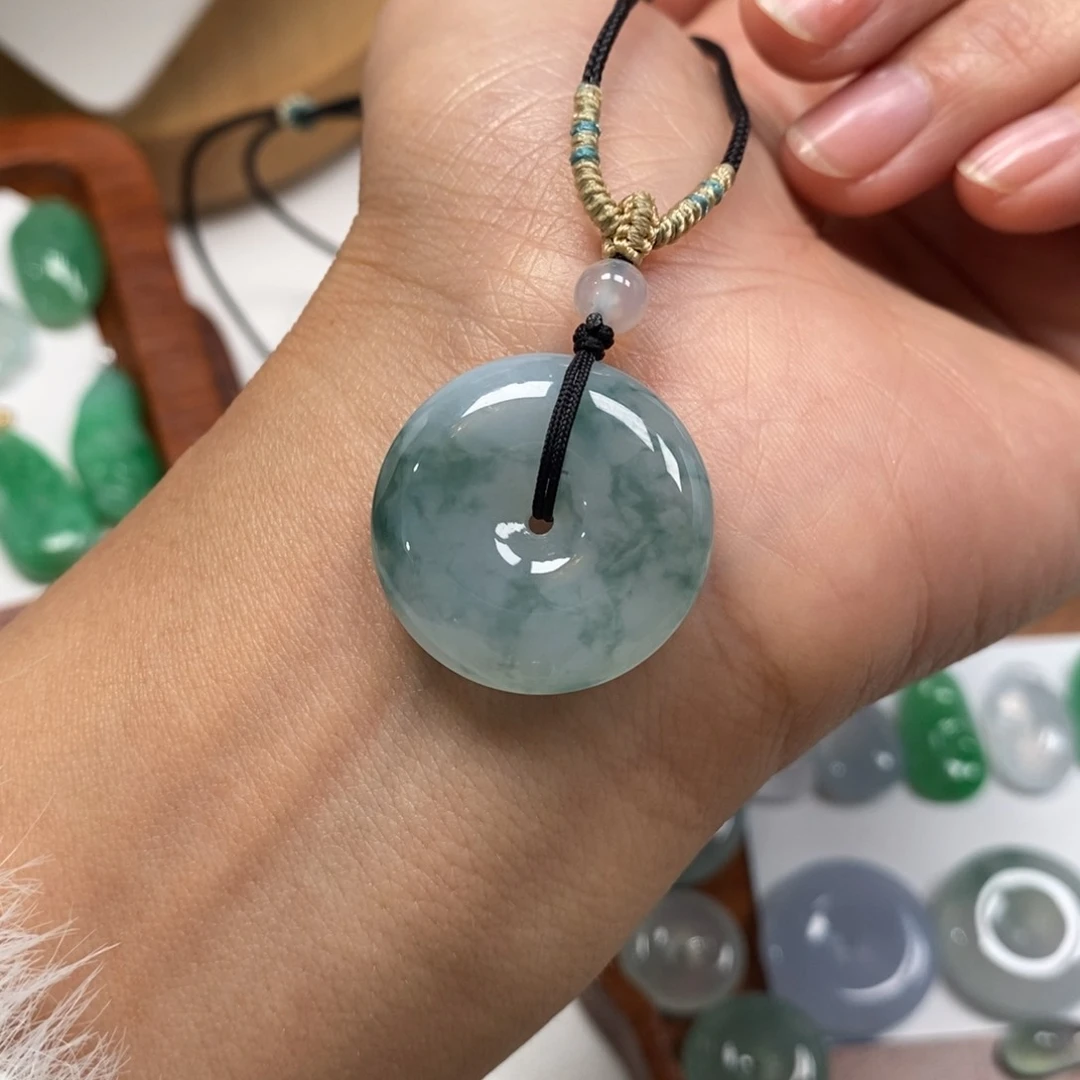 翡翠颈饰未镶嵌天然的